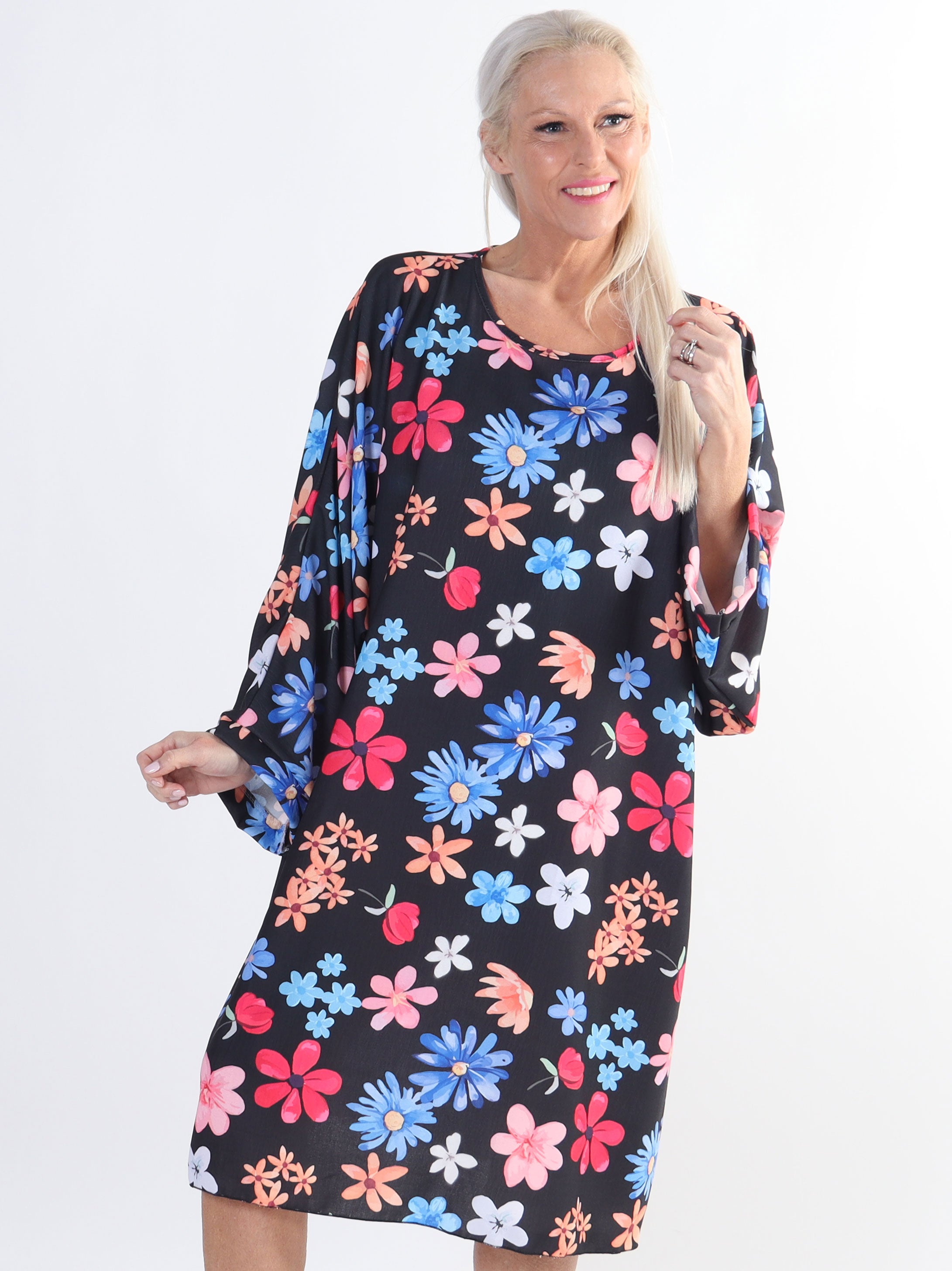 Sabina - Plus size kjole i løs pasform med blomsterprint